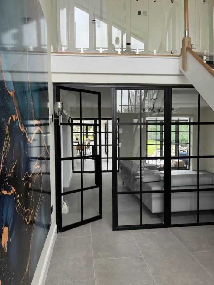 Cửa nhôm slim nội thất mở quay của Euroview
