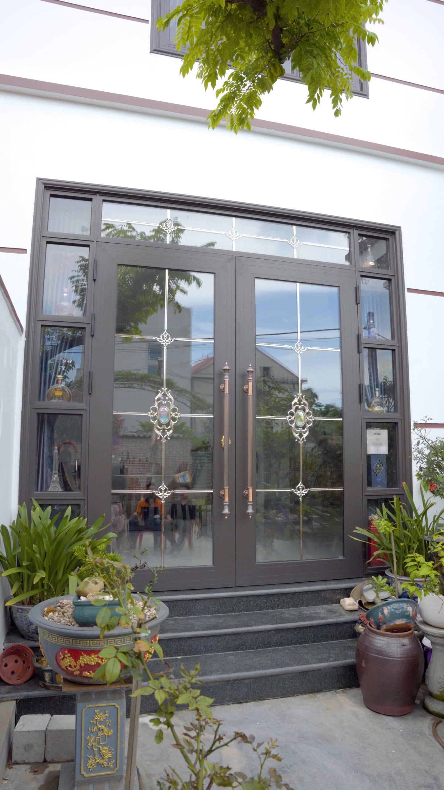 Biệt thự sử dụng cửa nhôm thủy lực Euroview kết hợp phào đình