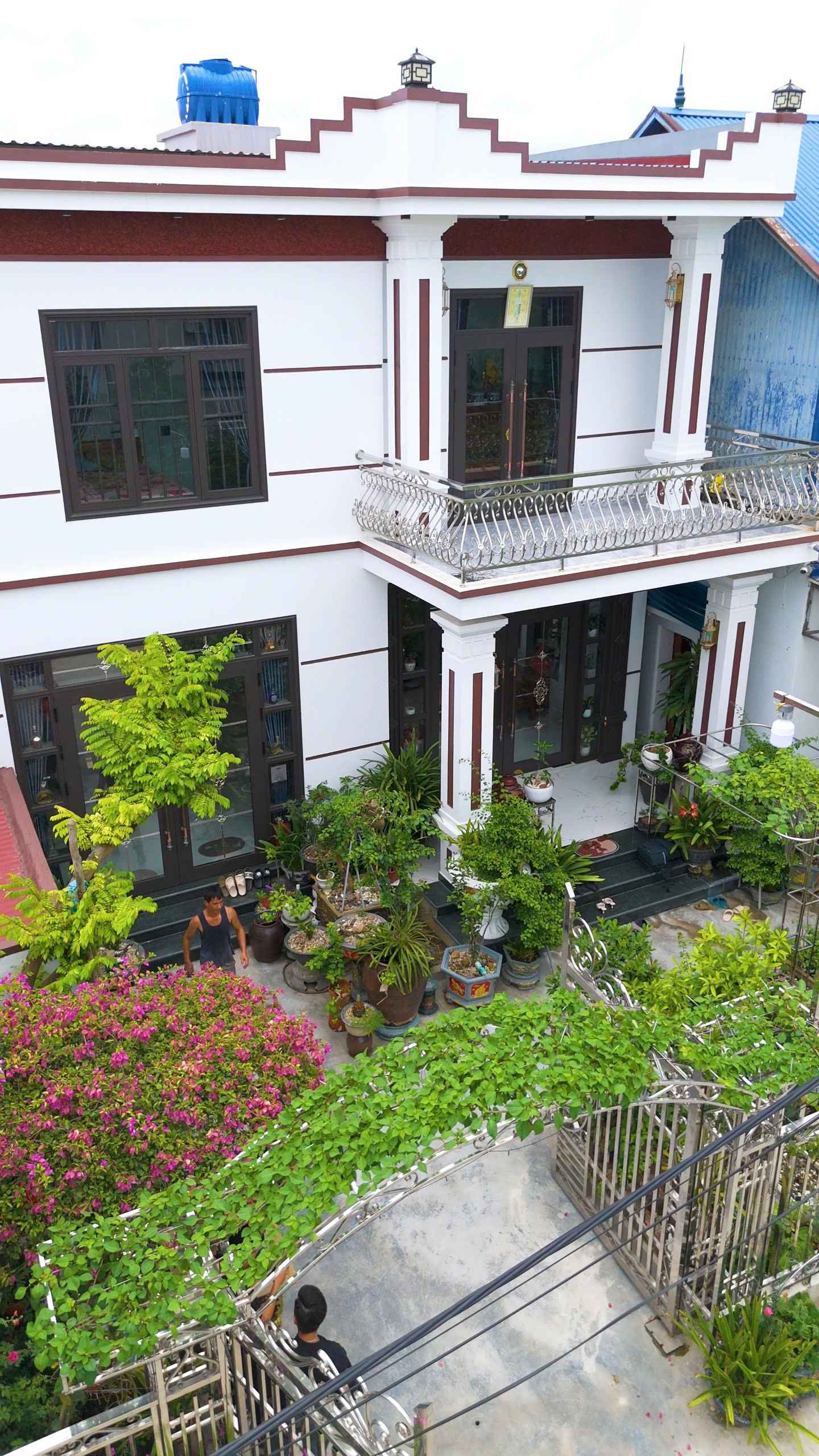 Biệt thự sử dụng cửa nhôm thủy lực Euroview kết hợp phào đình